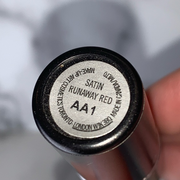 RUNAWAY RED - Satin Lipstick MAC - Picture 6 of 12
